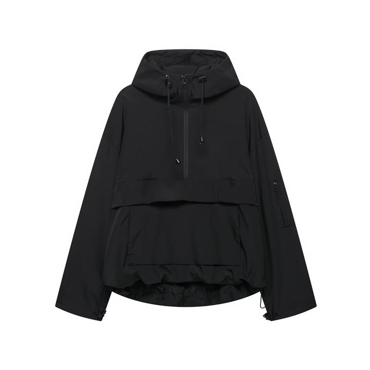 Zwarte dames sportjas met capuchon en anorak-stijl, comfortabel voor sport en vrije tijd. Urban en praktisch.