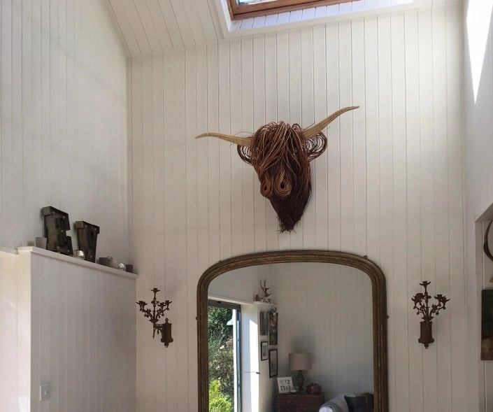 Gedetailleerde koe wandsculptuur 'Bowie', ideaal als blikvanger in je woonkamer of hal. Dierlijke decoratie.