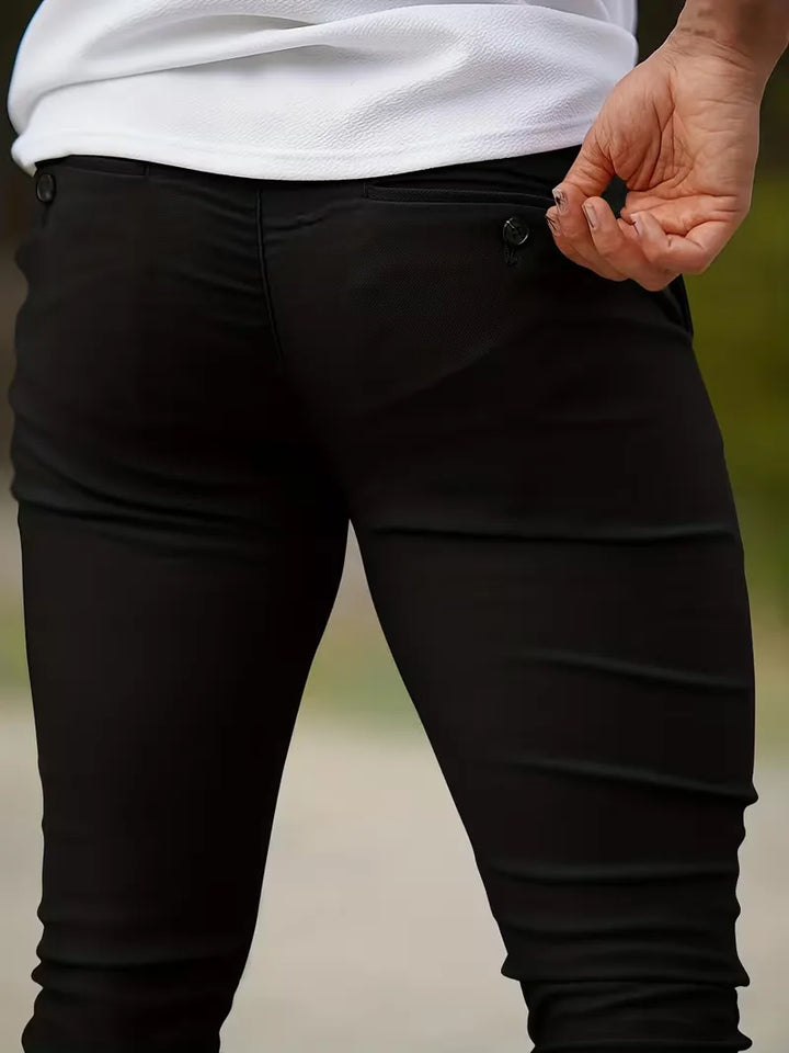 Zwarte smartcasual heren chino broek, met knoopsluiting en zijzakken voor functionaliteit.