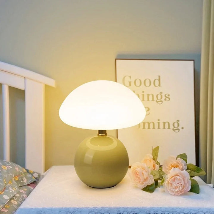 Decoratieve GlowMushroom LED lamp van wit keramiek; ideaal als interieur accent.