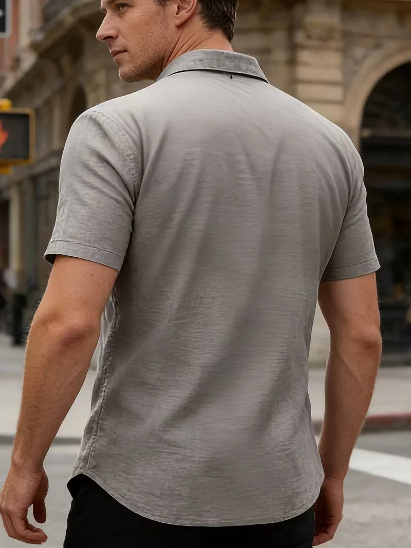 Stijlvol heren linnen overhemd met borstzakken, korte mouw, tijdloze zomerkleding.