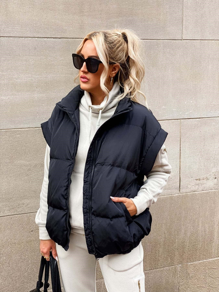 Comfortabele dames bodywarmer, oversized puffer stijl. Perfect voor winterse laagjes. Warm en trendy voor vrouwen.