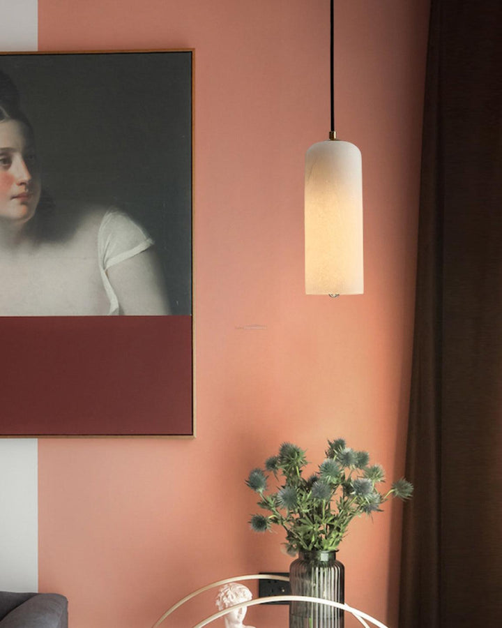 Luxe hanglamp: albast en messing, tijdloze esthetiek voor uw huis.