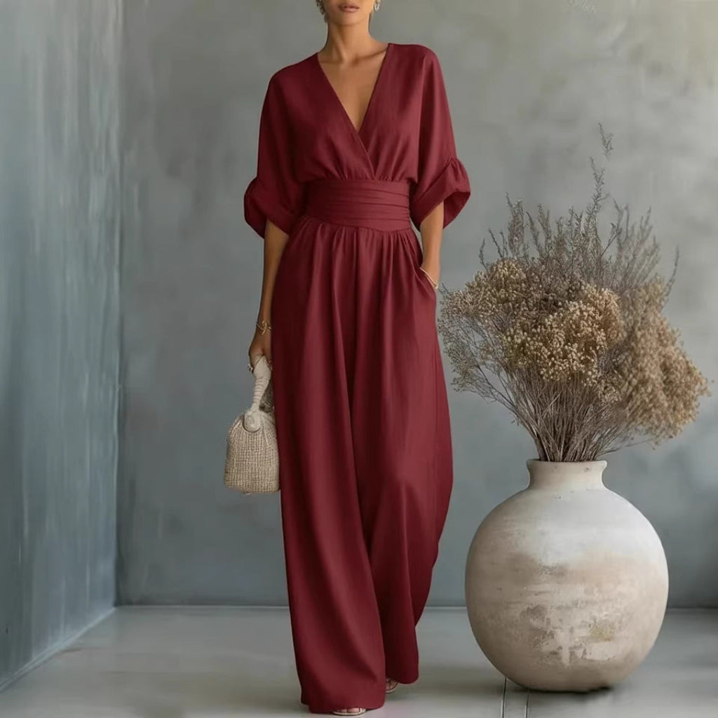 Vrouwelijke zomer jumpsuit met V-hals. Losse pasvorm, korte mouwen, ideaal als vakantie- of strandkleding.
