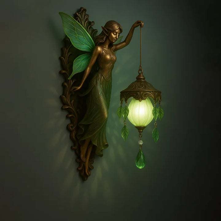Gedetailleerde close-up van de kunstzinnige wandlamp, toont handgemaakte elementen en zachte LED sfeerverlichting.