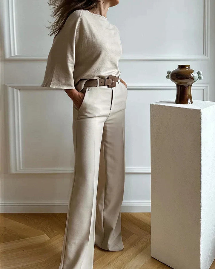 Comfortabele tweedelige dames set in beige met een elegante riem, perfect voor een casual of chique look.