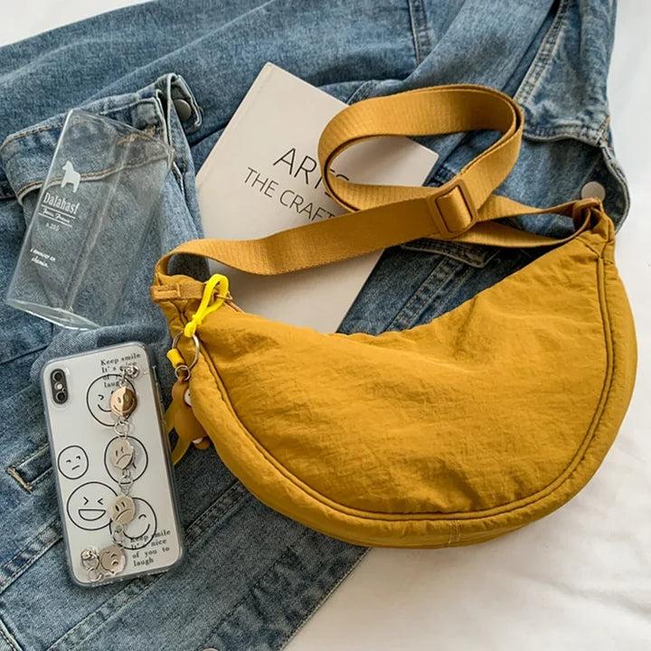 Dagelijkse dames tas: een modieuze dumpling crossbody, comfortabel en ruim genoeg.