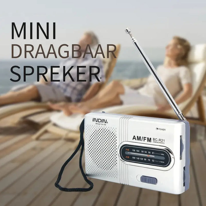 Kleine zilveren AM/FM radio, ultracompact en lichtgewicht voor gemakkelijk meenemen op elke reis of uitstap.