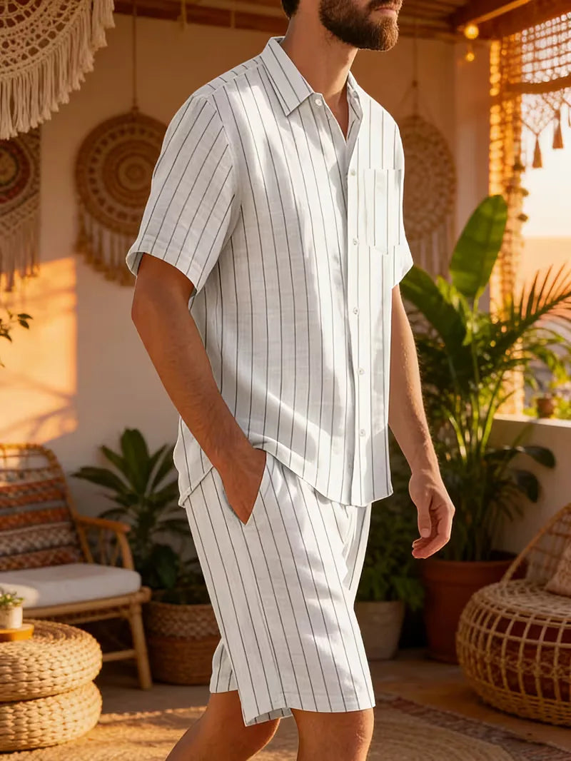 Zomerset voor mannen: comfortabel V-hals shirt en bijpassende korte broek, ideaal voor thuis.