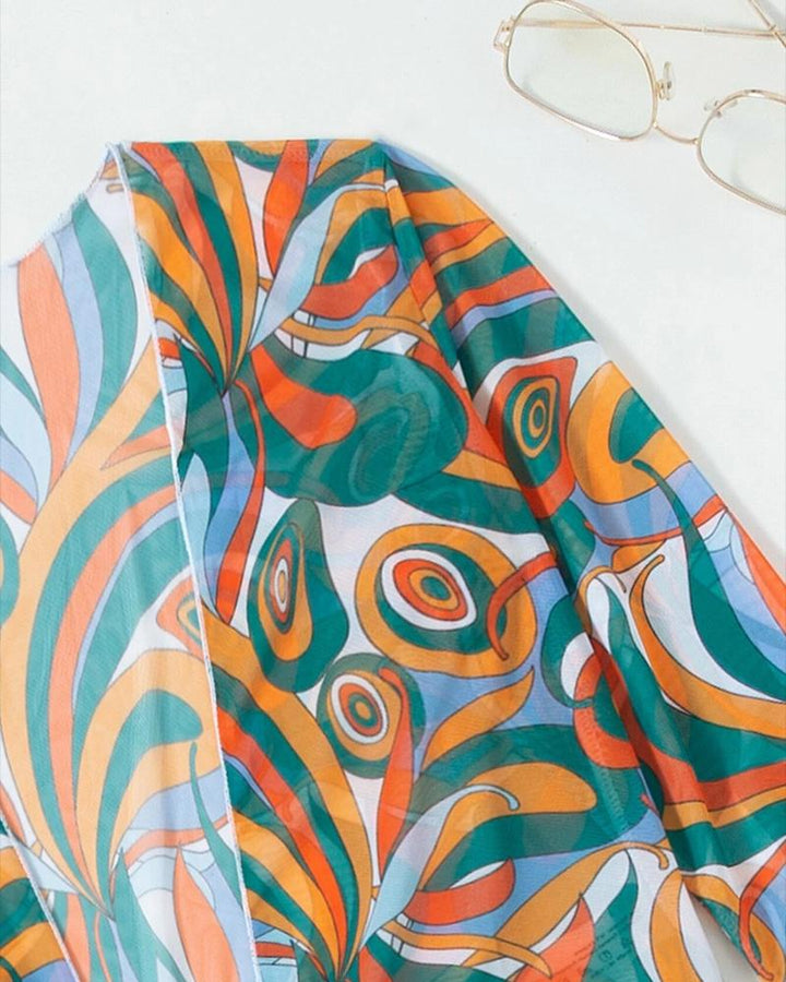Luxe dames bikini met bijpassende strandkleding, klaar voor de zon.