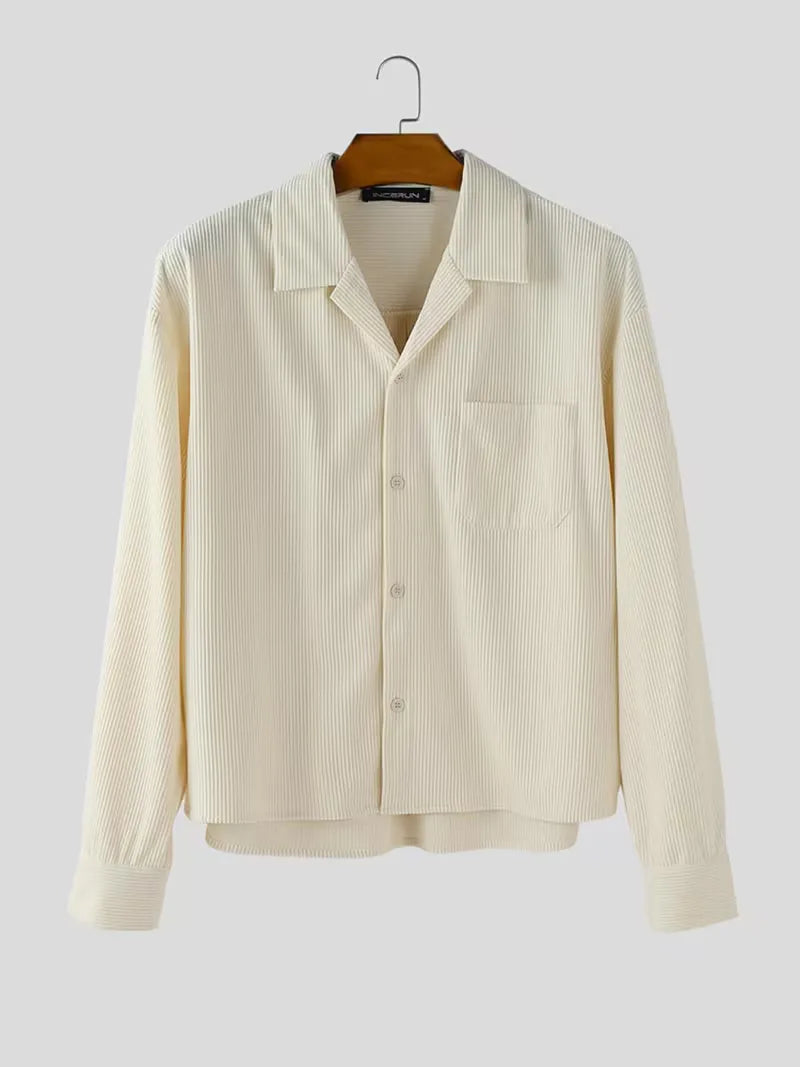 Detail V-hals en lange mouwen van dit modieuze oversized herenoverhemd, perfect voor herfst/lente.