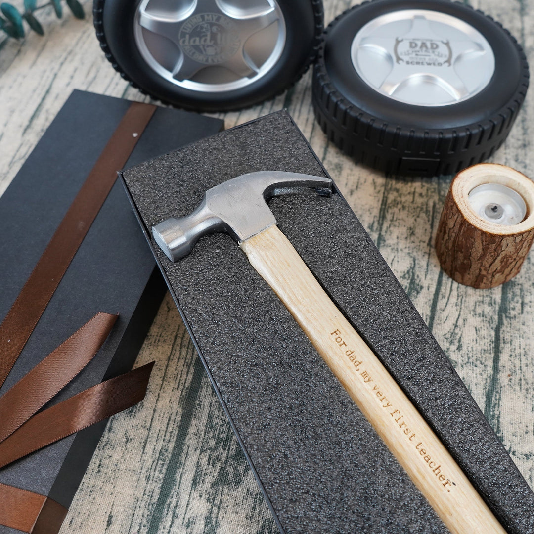 Details van de gravure op de gepersonaliseerde hamer uit de gereedschap cadeauset voor papa.
