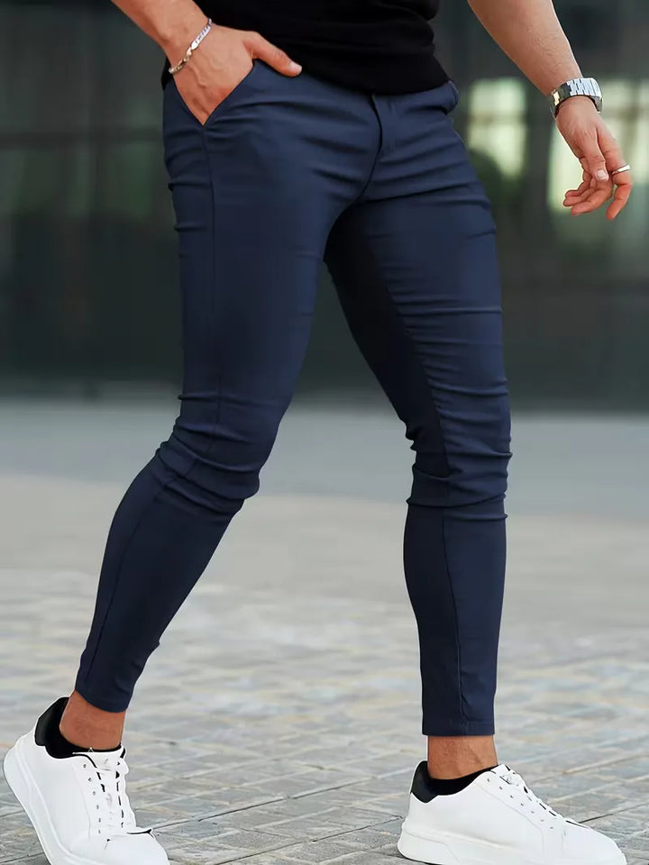 Zwarte slim fit heren chino, veelzijdig te combineren voor casual en smartcasual gelegenheden.