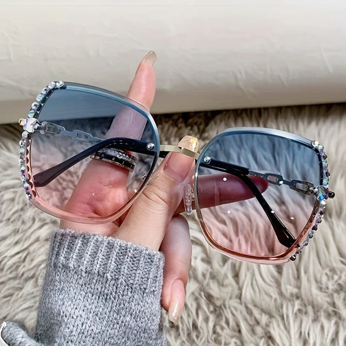 Randloze dames zonnebril met kleurverloop lenzen en prachtige glinsterende kristallen, luxe eyewear.