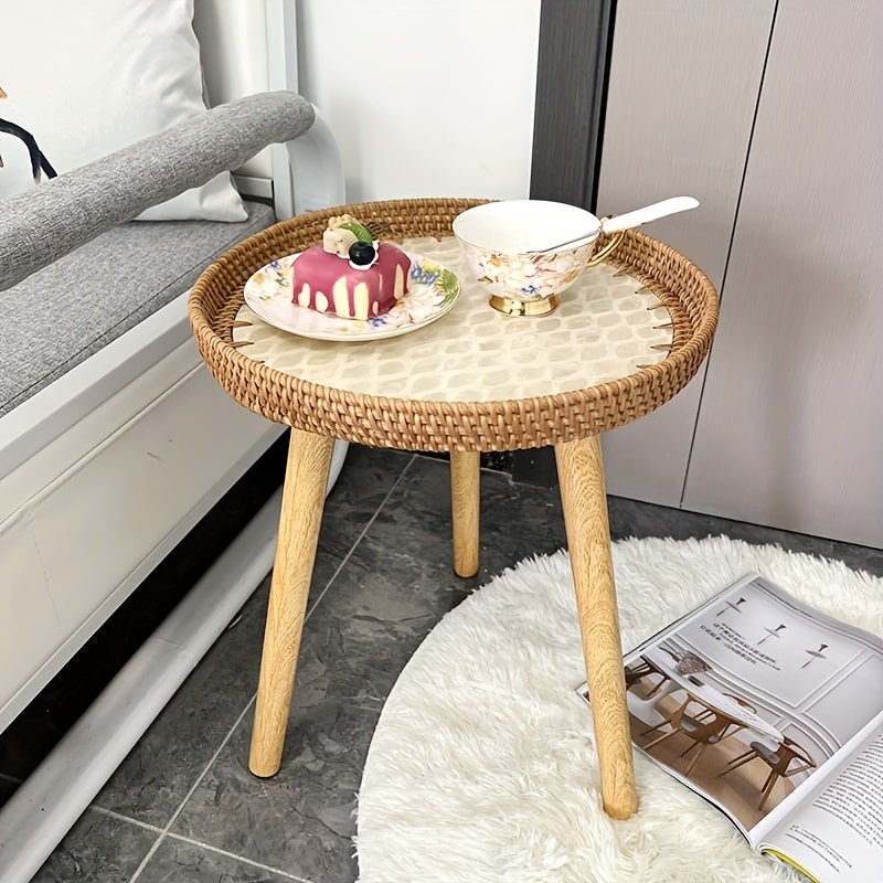 Scandinavisch interieur met rieten bijzettafel Elin, ideaal voor planten of boeken naast de bank.
