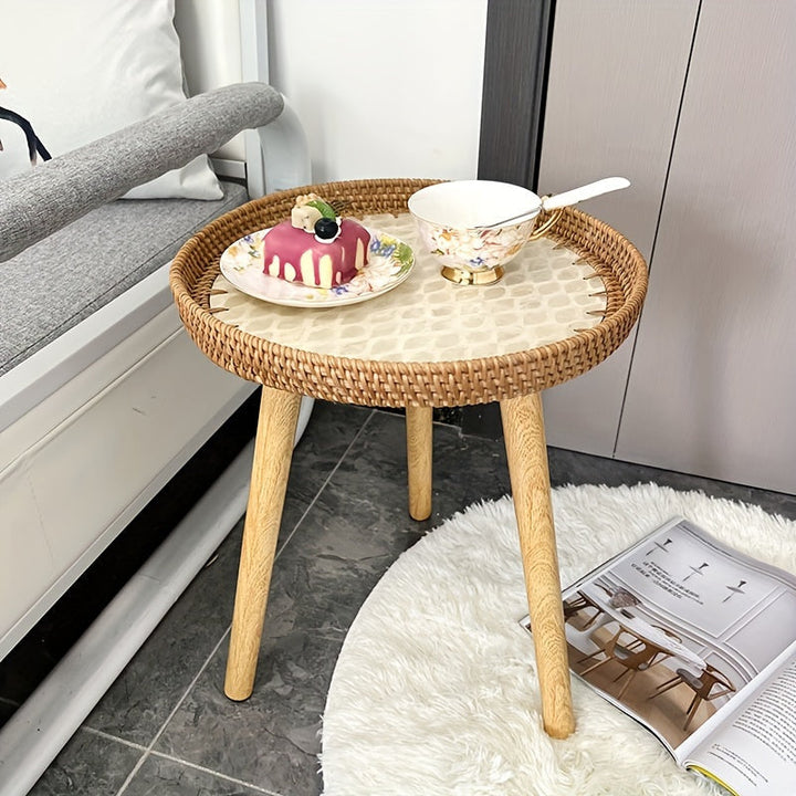 Scandinavisch interieur met rieten bijzettafel Elin, ideaal voor planten of boeken naast de bank.