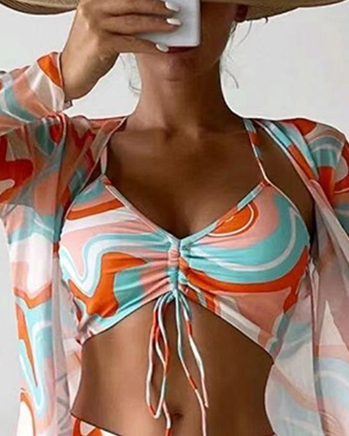 Chique driedelige badkleding voor vrouwen, ontspannen aan het strand.