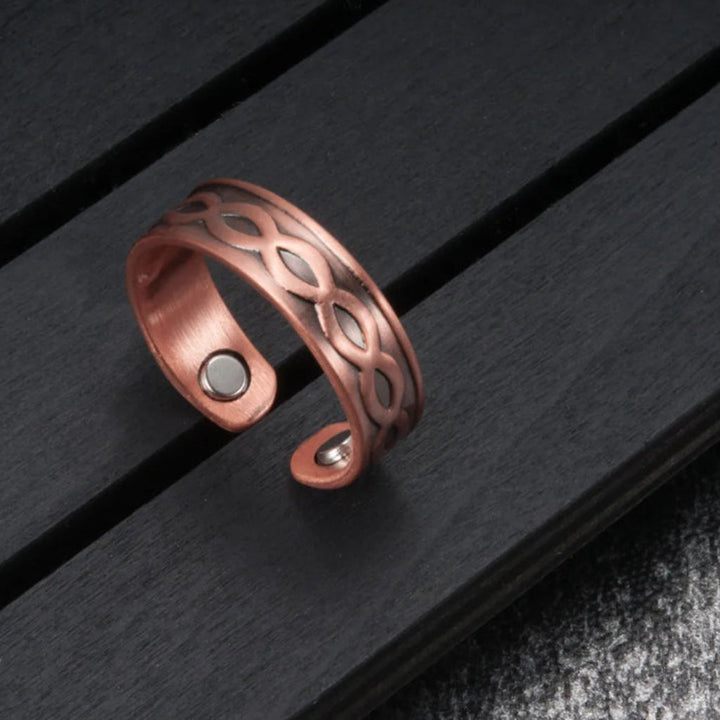 Unisex vintage koperen ring, verstelbaar, met oneindigheidspatroon. Een retro sieraad en manchetring.