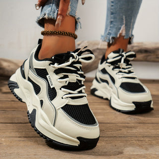 Beige dames mode sneakers Romi met hoge zool en plateauzool, perfect voor moderne streetwear stijl.