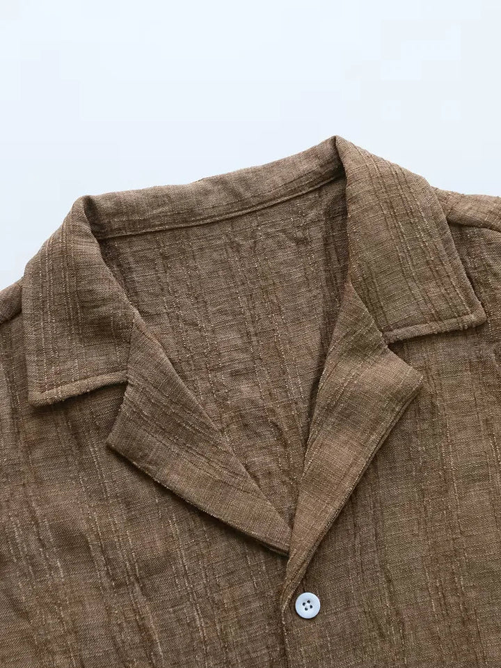 Man in stijlvol casual setje: korte broek & shirt met V-hals, perfect voor zomerse dagen.