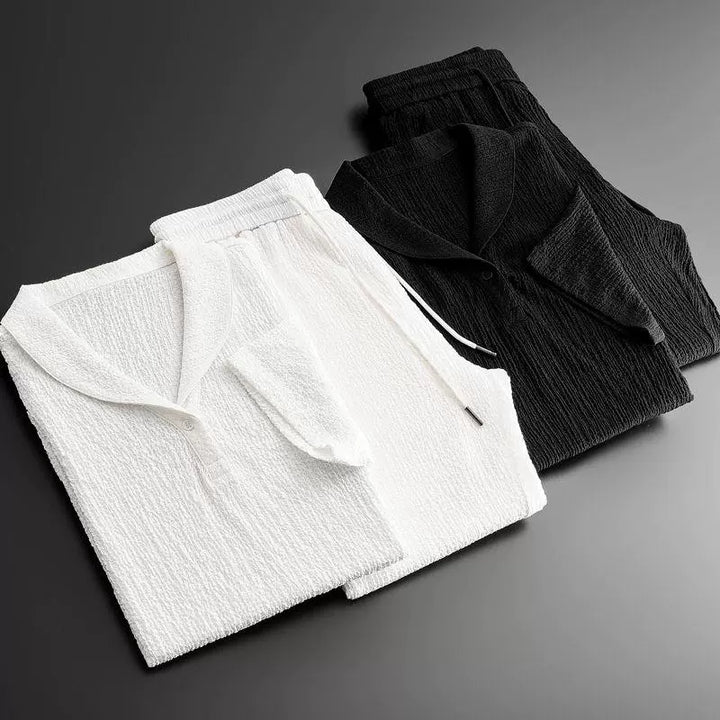 Lichtgewicht heren zomer kleding. Comfortabele set met luchtige broek en shirt, essentieel voor mannen.