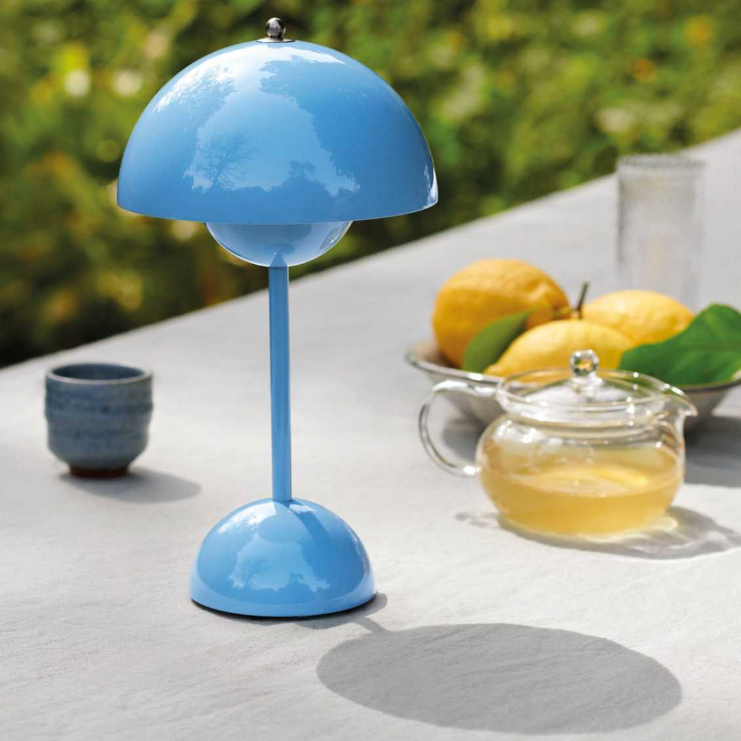 Decoratieve MoonGlow LED lamp, ideaal voor slaapkamer of nachtkastje.