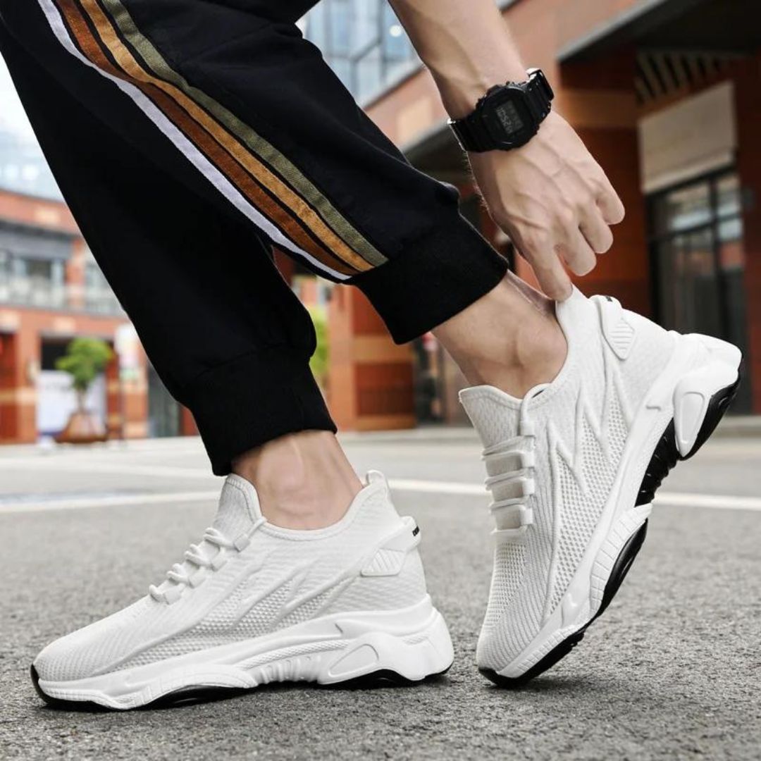 Zij-aanzicht van moderne heren sneakers met discrete hoogteverhoging. Stijlvolle veterschoenen voor mannen.