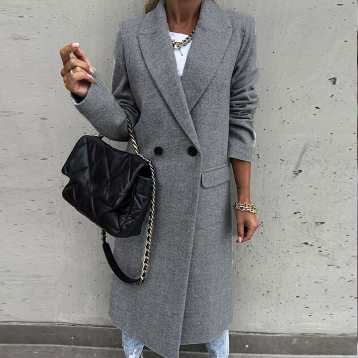 Modebewuste dames lange jas, elegante knopen en een strakke lijn.