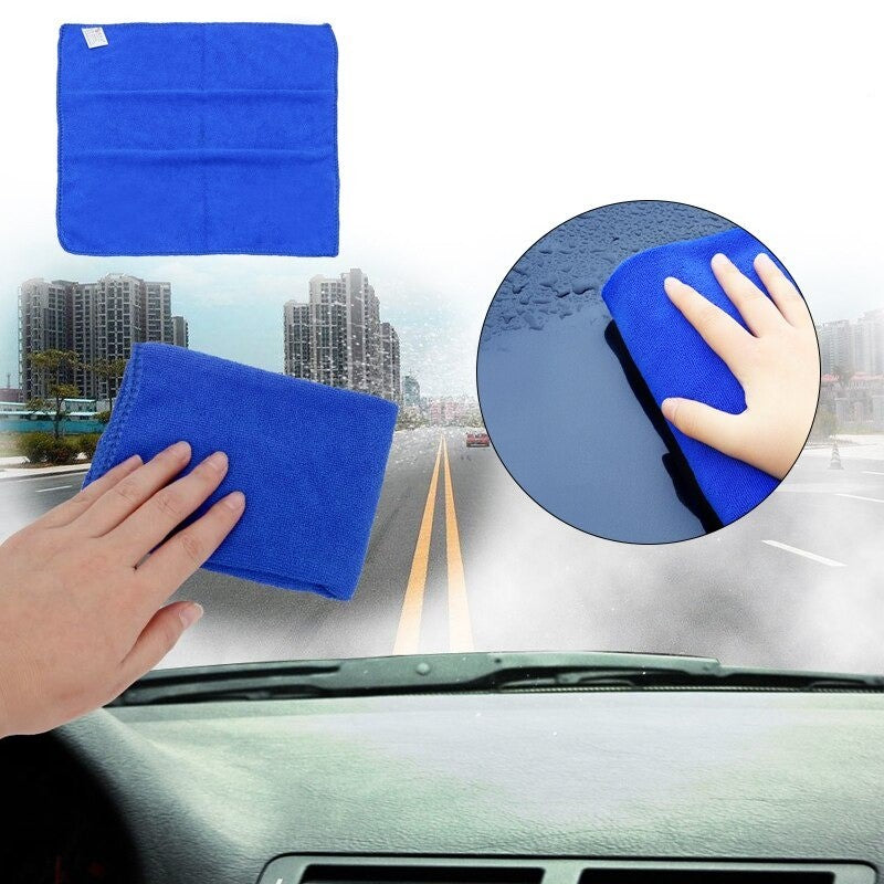 Close-up van de zachte microvezel auto anti-condens doek, perfect voor krasvrij schoonmaken van voertuigramen.