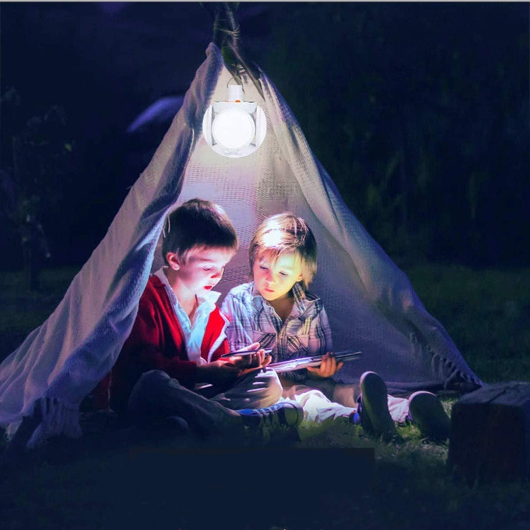Bulby solar camping lamp met geïntegreerd zonnepaneel, duurzaam en energiebesparend.