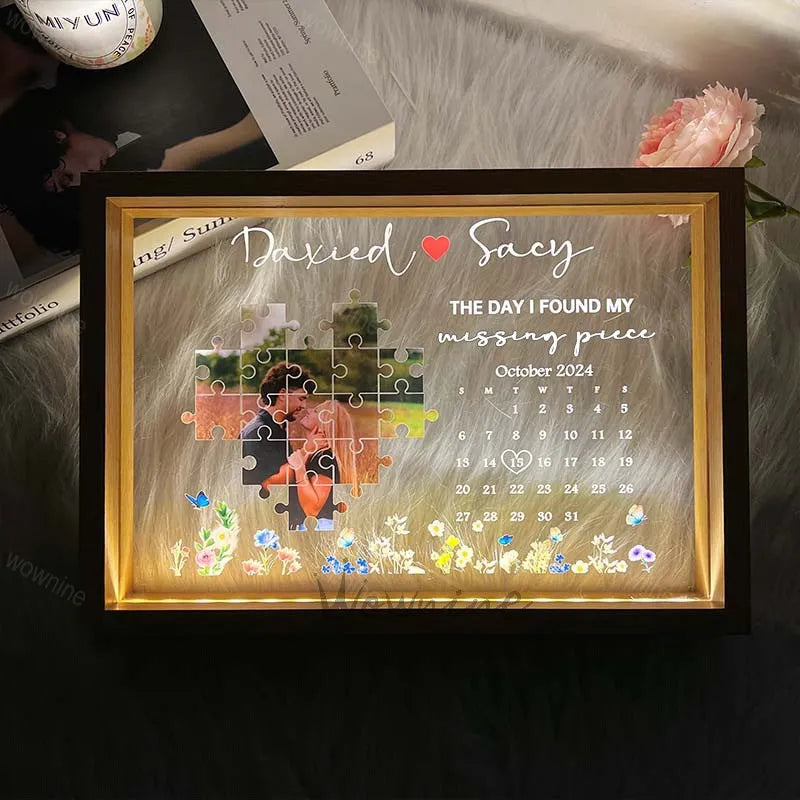 Romantisch gepersonaliseerd lichtframe met warme LED gloed, sfeervolle interieurdecoratie voor koppels.