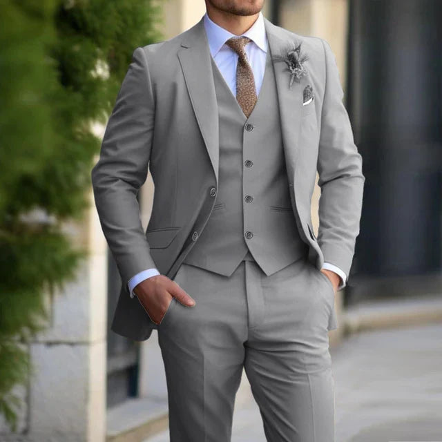 Complete herenmode set: een driedelig pak met blazer, vest en pantalon, voor een tijdloze zakelijke stijl.
