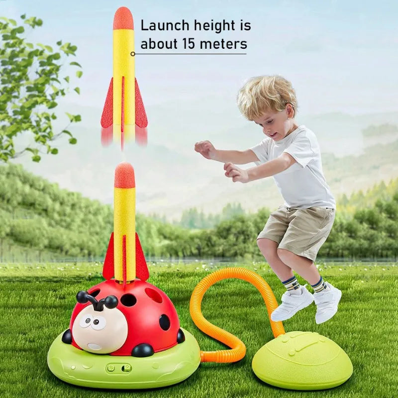 Kind lachend springend over touw van automatische touwspring machine. 3-in-1 sport speelgoed voor actieve kinderen.