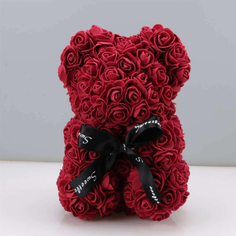 Close-up van de kunstbloemen rozen die de liefdesbeer vormen, gedetailleerd en romantisch cadeau.