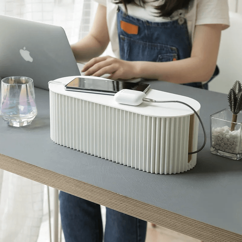 Witte TidyVolt snoerhouder box verbergt elektrische kabels, verbetert de interieur esthetiek en voorkomt struikelgevaar.