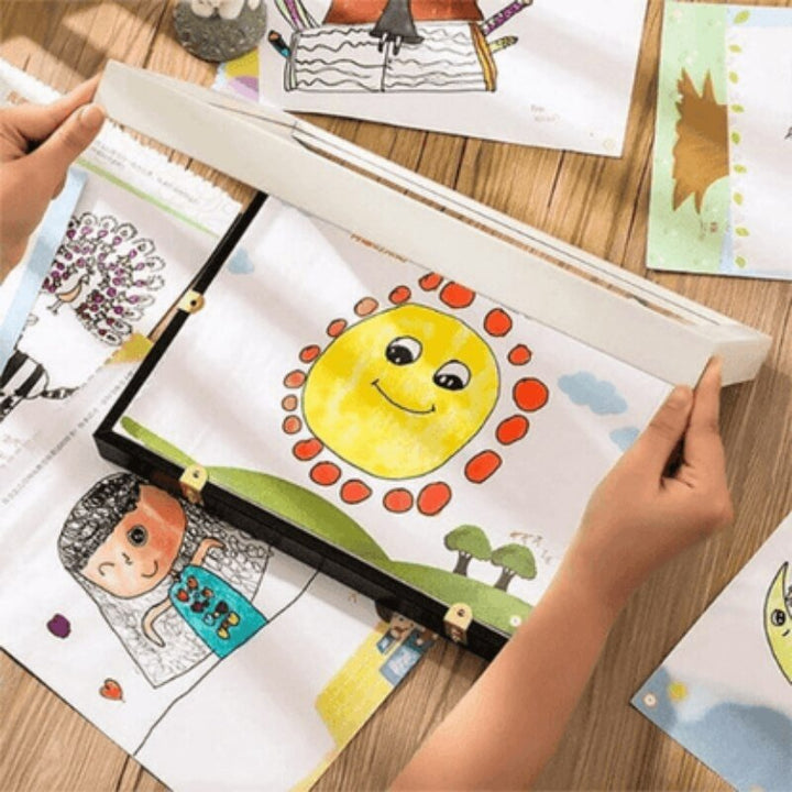 Moderne kinder kunstlijst met plek voor meerdere kindertekeningen, ideaal opbergframe voor jonge kunstenaars.