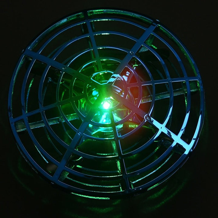 Kleurrijk vliegend UFO speelgoed zweeft, perfect voor handbestuurd actief spelen, binnen of buiten.