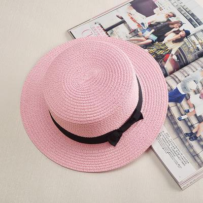 Zwarte dames strohoed. Trendy accessoire voor zomer en vakantie, stijlvolle zonbescherming op het strand.