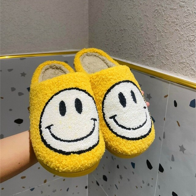 Vrolijke gele dames smiley slippers; comfortabele en warme huis slippers met anti-slip zool voor winterdagen.