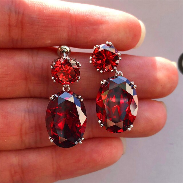 Trendy zirkonia druppeloorbellen met een ovaal design voor dames. Ideaal voor modebewuste vrouwen en feestelijke outfits.
