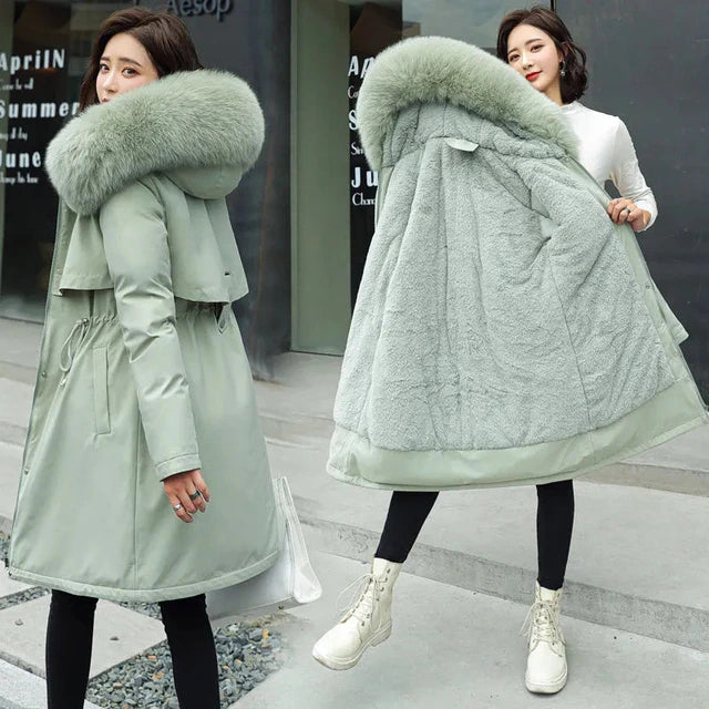 Lange dames winterjas van duurzaam materiaal, biedt optimale warmte en bescherming tegen de winterkou.