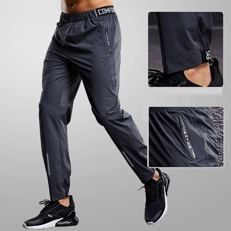 Man draagt comfortabele heren trainingsbroek, perfect voor casual look of training, met ademende stof.