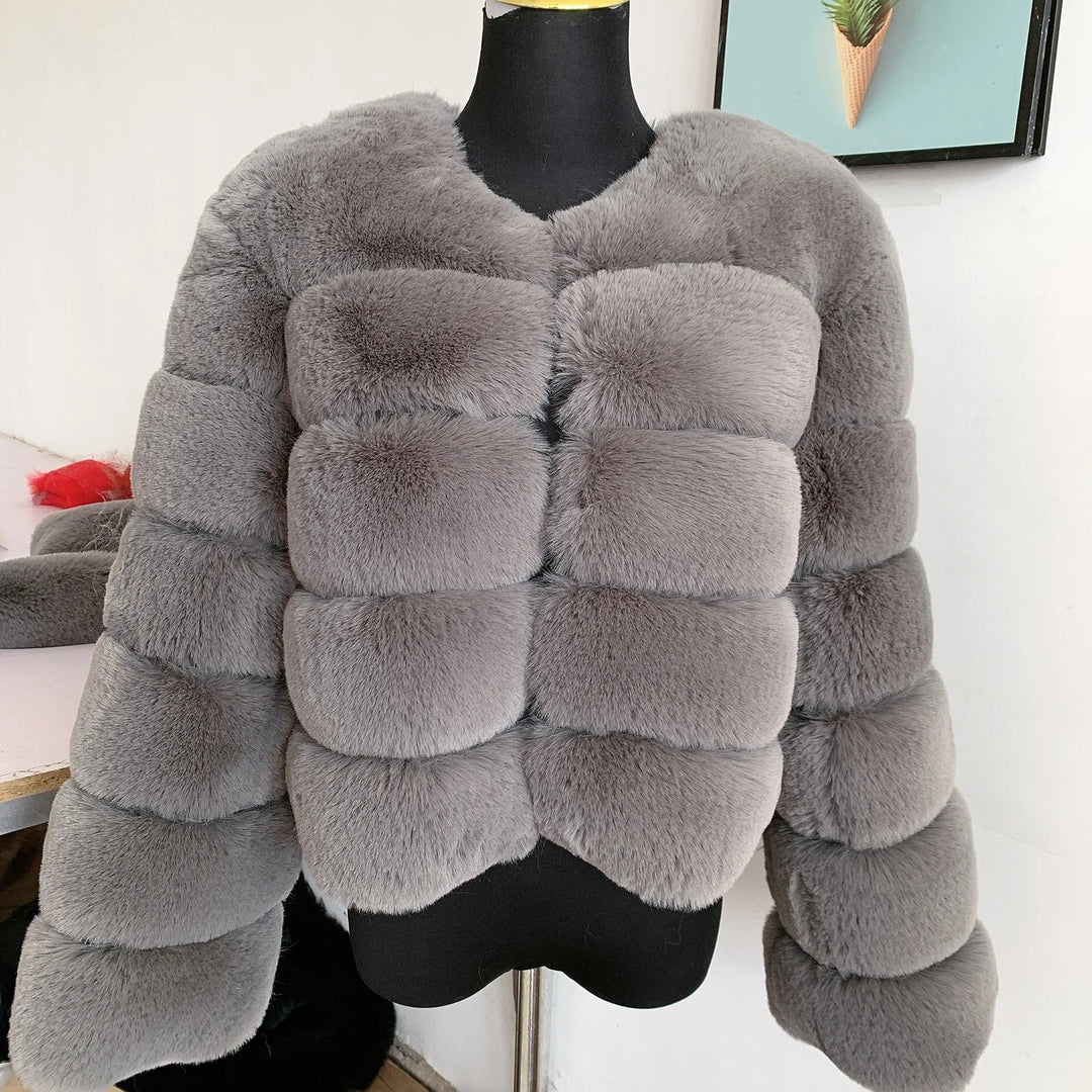 Stijlvolle dames winterjas, elegant en modieus. Korte pasvorm, perfect voor een chique winterlook.