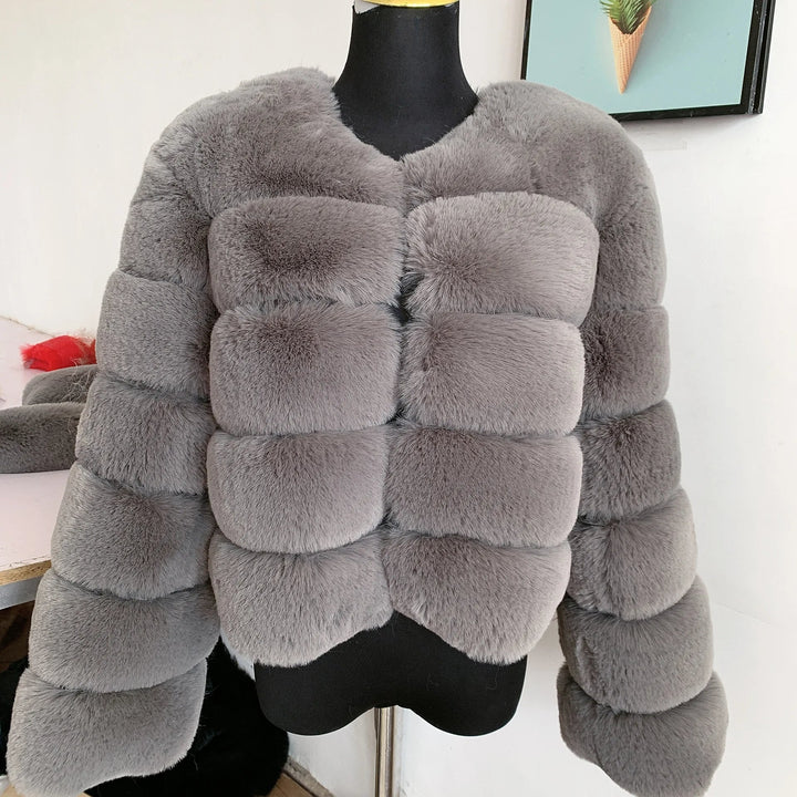 Stijlvolle dames winterjas, elegant en modieus. Korte pasvorm, perfect voor een chique winterlook.