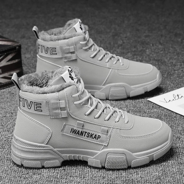 Zwarte heren wintersneakers, robuust en comfortabel, ontworpen voor optimale warmte.