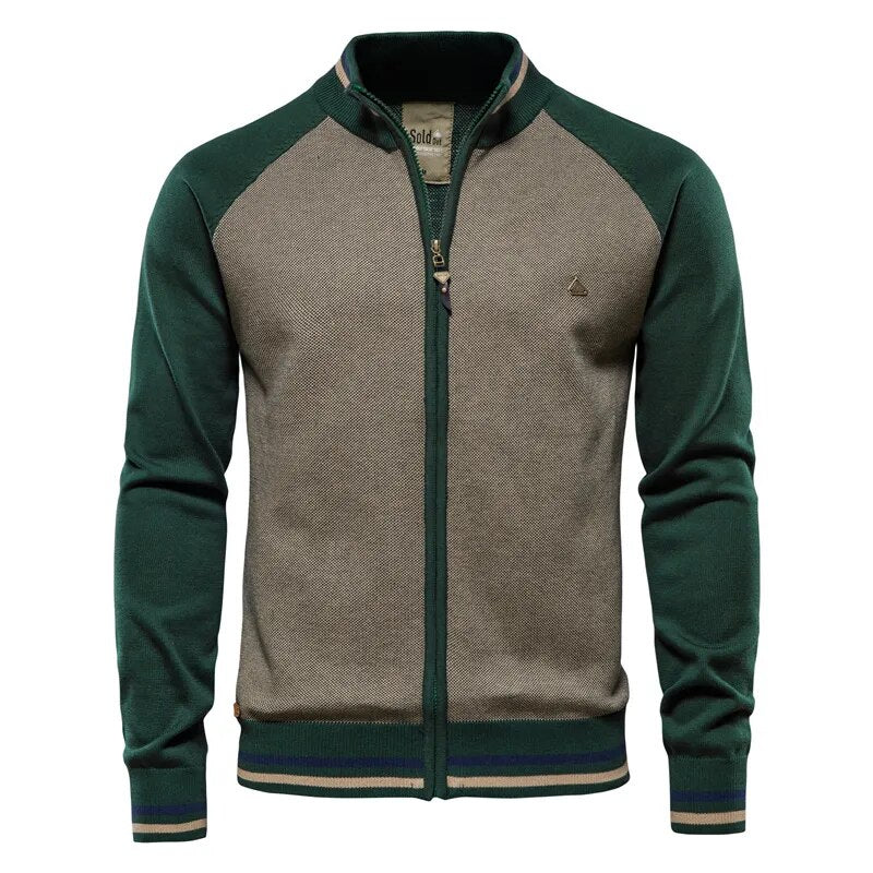 Detail van comfortabel heren vest in college stijl, ribboorden en knoopsluiting.