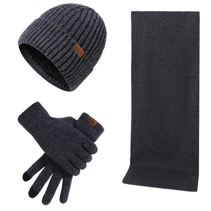 Stoere gebreide winterset voor heren, bestaande uit een muts, sjaal en handschoenen.
