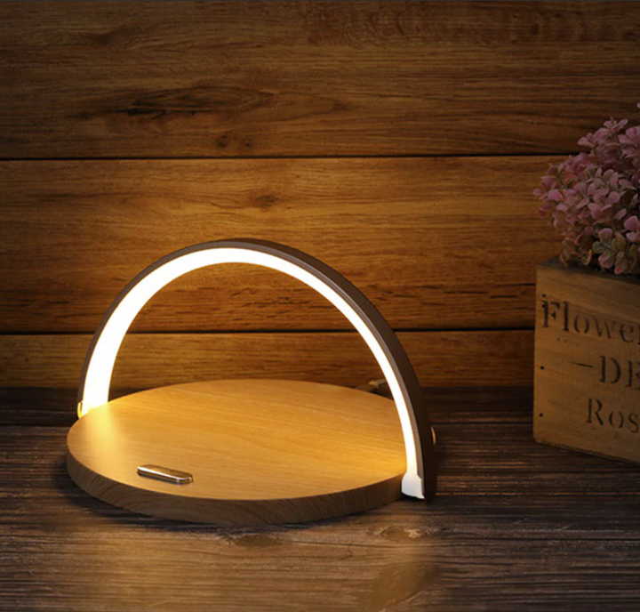 Creëer sfeer met deze dimbare LED nachtlamp en draadloze oplader, een stijlvolle toevoeging aan je interieur.