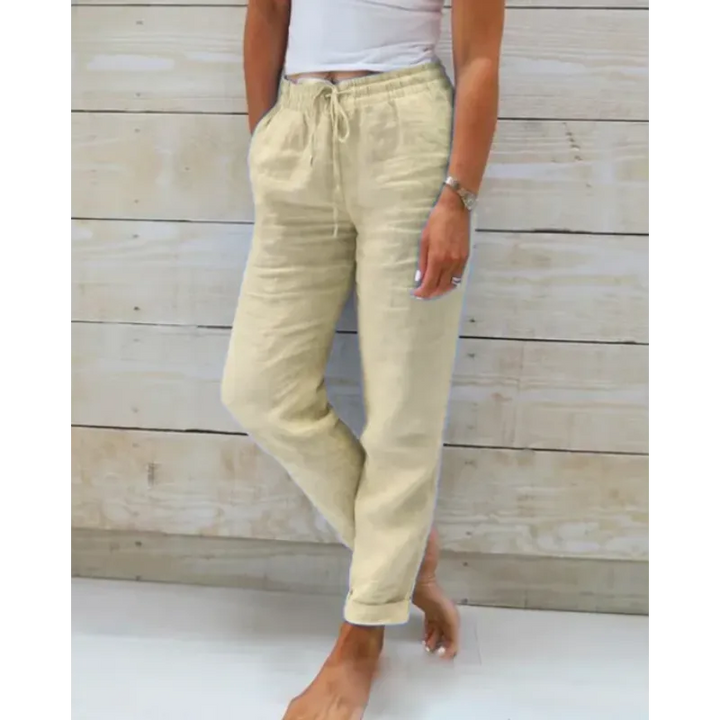 Veelzijdige kaki damesbroek Emma, stijlvol en comfortabel, perfect voor een elegante of ontspannen look.