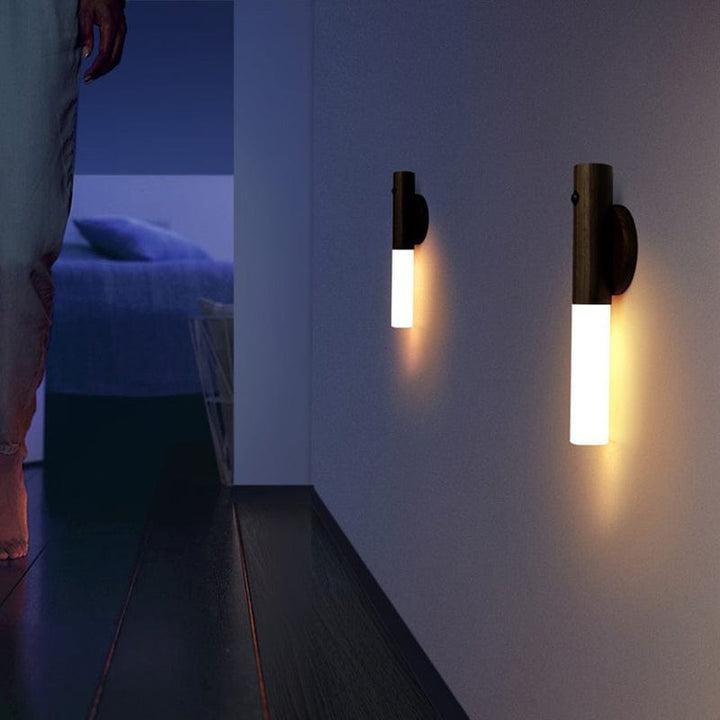 Houten slimme wandlamp met bewegingssensor voor sfeervolle LED interieurverlichting, energiezuinig en draadloos.